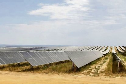 Les plaques fotovoltaiques de Solaria i d’Ignis ocupen 656 hectàrees al terme d’Alcarràs. - JORDI ECHEVARRIA
