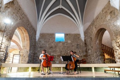 Lluc Pascual i Laia Terré, assajant ahir al Centre Cultural Sant Joan de Térmens. - PAU PASCUAL PRAT