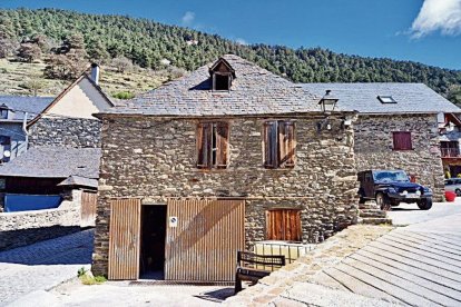 Era façada deth locau en carrèr Carrera de Vilamòs, abans der inici des òbres deth bar. - VILAMÒS