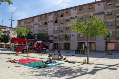 Bombers davant el bloc afectat per l’incendi, el 22 de juliol.
