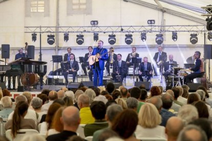 La Granadella va acomiadar ahir a la tarda el seu festival de música popular i tradicional catalana amb Roger Mas i la Cobla Sant Jordi. - JORDI ECHEVARRIA
