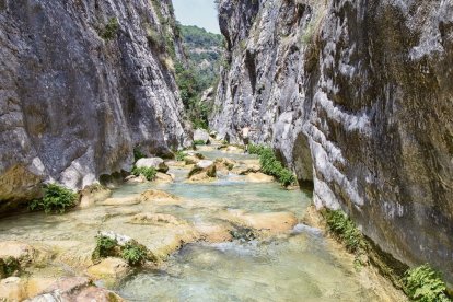 Un tramo caminando sobre las rocas.