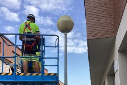 Les obres de renovació de l’enllumenat a Alfarràs (esquerra) i l’ajuntament de Seròs, traslladat temporalment al Casal Cultural. - A.L.B.B.