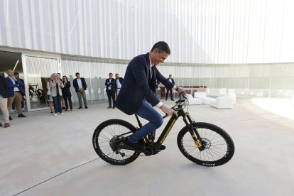 Pedro Sánchez, durant una visita a la fàbrica de bicicletes en una imatge d'arxiu.
