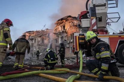 Els serveis d’emergència ucraïnesos treballen en un incendi després de l’atac rus en un edifici d’apartaments civils a Kíiv. - SOEREN STACHE / DPA