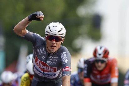 Jasper Philipsen celebra la seua victòria a la meta de Saragossa. - EFE/JAVIER LIZÓN