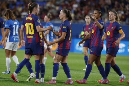Les jugadores del Barça celebren un dels seus vuit gols.; Triomf nassarita. El Granada va ser l’altre equip que va vèncer, el Llevant (1-2). Els altres dos duels van ser empats a zero. - EFE