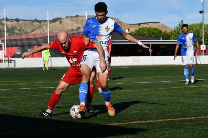 Una acció del partit entre l’Alpicat i l’Alcarràs. - IRIS SOLÀ