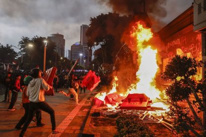 Manifestants cremen un edifici governamental. - EFE