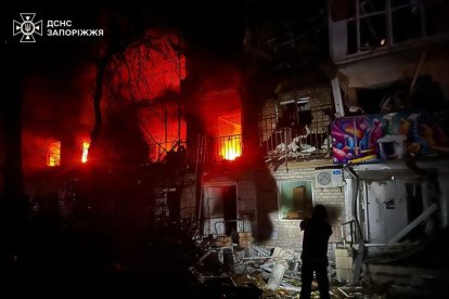 Edificis destrossats a Zaporíjia per l’atac rus. - EUROPA PRESS