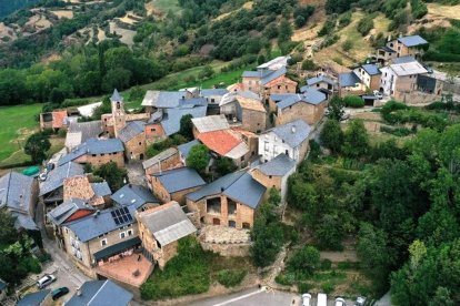 Vista aèria del poble d’Estac, a Soriguera. - AJUNTAMENT DE SORIGUERA