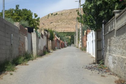 Vista d’una de les urbanitzacions de Torrefarrera que reben aigua de reg i no tenen encara connexió a la xarxa municipal d’aigua potable. - GERARD HOYAS
