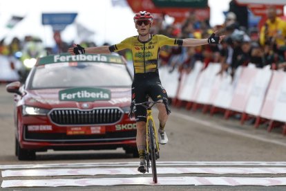 Jonas Vingegaard entra a la meta com a vencedor. - EFE