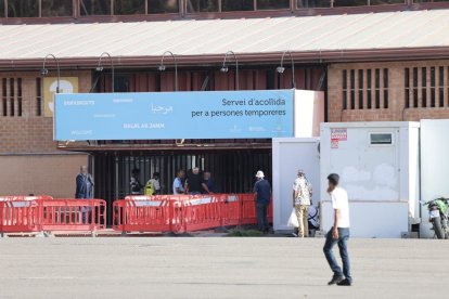 Usuaris esperant ahir a la tarda l’obertura del pavelló 3 de la Fira de Lleida. - AMADO FORROLLA