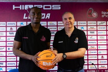 Caleb Agada, junto al director deportivo, Joaquín Prado, este lunes en su presentación.