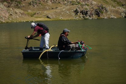 Una barca durant la prova pilot de rotenona a la zona de Tres Estanys, al Pallars Sobirà.