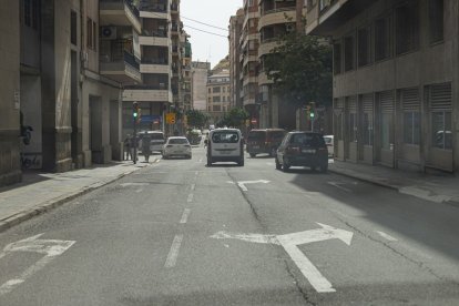 Tram del carrer Comtes d’Urgell amb tres carrils, on se n’eliminarà un per ampliar les voreres. - JORDI ECHEVARRIA
