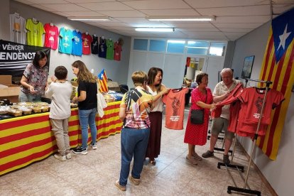 L’ANC ven samarretes a la seua seu del carrer Acadèmia. - J.M. CURRIÀ