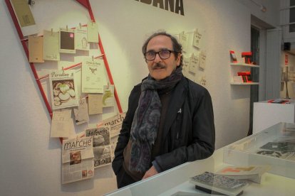 Foto d’arxiu del poeta Jaume Pont, autor del primer títol de la col·lecció, ‘Estuari de focs’. - XAVIER SANTESMASSES