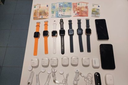Els agents li van confiscar tres telèfons mòbils i set ‘smartwatch’ amb els seus carregadors. - MOSSOS D’ESQUADRA