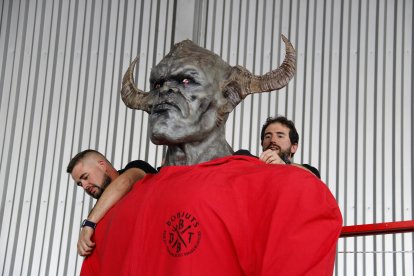 Membres de la colla Borjuts posant a punt el nou gegant imprès en 3D