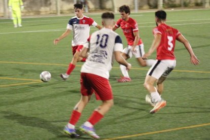 Una jugada del partit d’ahir entre el Linyola i el Balaguer. - J.B.