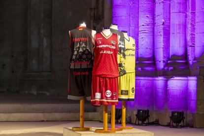 Autoritats, jugadors i tècnics i els principals patrocinadors de l’Hiopos Lleida, ahir a la Seu Vella juntament amb les noves equipacions. - JAVI ENJUANES