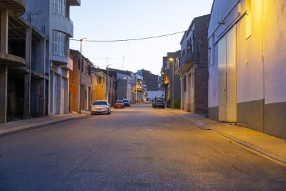 El carrer d’Alguaire on va tenir lloc el tràgic succés dimarts. - JORDI ECHEVARRIA