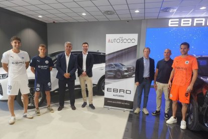 L’Atlètic Lleida va presentar ahir les noves equipacions a la seu del seu patrocinador principal. - JCMC