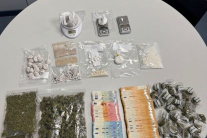 La droga i els diners decomissats pels agents al domicili del detingut. - MOSSOS D’ESQUADRA