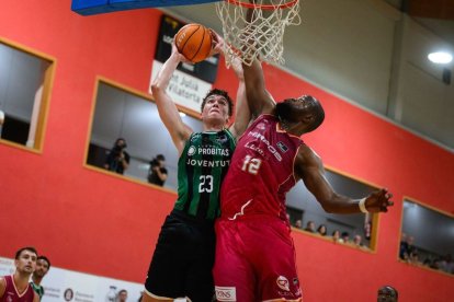 Ricky Rubio tira defensat per Jiménez després de tornar a la Penya setze anys després. - DANIEL TEJEDOR