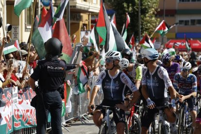 Ciclistes observen les protestes, ahir a la sortida de l’etapa. - EFE