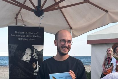 Jaume Claret, director de la pel·lícula, amb el Bisato d’Oro del Festival de Venècia.