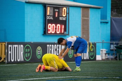 Un jugador del Lleida és consolat per un del Can Vidalet a l’acabar el partit. - PAU PASCUAL