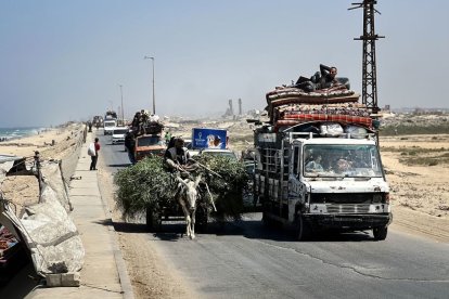 Palestins fugint ahir cap al sud en vehicles i bicicletes amb les pertinences a sobre. - EUROPA PRESS