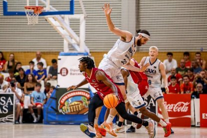 James Batemon se’n va de Grant Golden per dirigir un atac de l’equip de Gerard Encuentra. - @BASQUETMANRESA