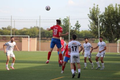 Antoni Mayoral, del Juneda, salta a rematar una pilota davant la mirada d’alguns rivals. - JOAN BOVÉ