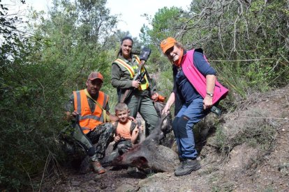 Josep Barbosa amb el seu fill, Arnau, i dos dones caçadores de la mateixa societat. - CYNTHIA SANS