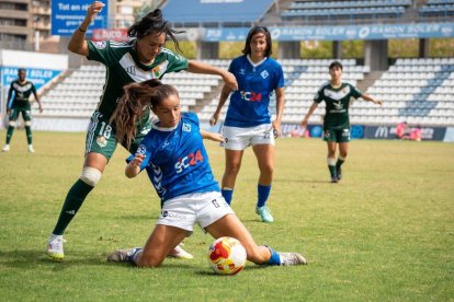 Noe protegint una pilota davant la pressió de l’atacant rival Lezcano. - PAU PASCUAL