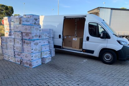 Piles de caixes amb ventiladors de sostre sostrets d'un camió a les Garrigues i recuperats pels Mossos d'Esquadra.
