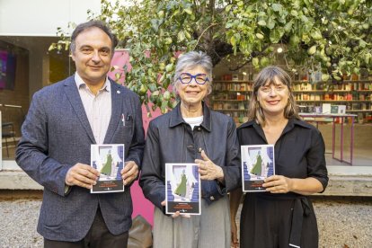 La llibreria La Fatal de Lleida va acollir ahir la presentació, amb Josep Tarragona, Revés i Mertxe París. - JORDI ECHEVARRIA