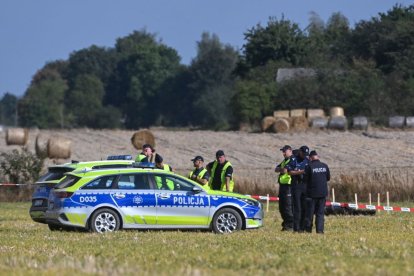 Policia polonesa en un dels llocs on va caure un dron llançat per Rússia. - EFE