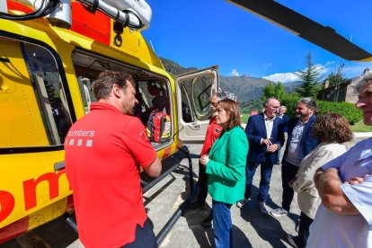 La consellera de Territori, Sílvia Paneque, ahir visitant l’heliport de Tírvia. - TERRITORI