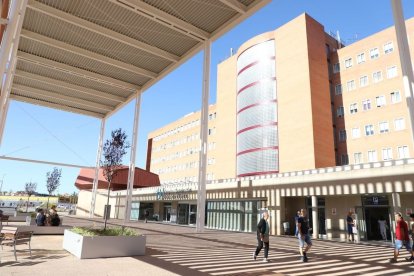 Vista de l’entrada principal a l’hospital Arnau de Vilanova. - MAGDALENA ALTISENT