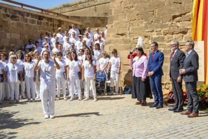 Les autoritats van fer una ofrena floral al monòlit en record de les víctimes del 1707. - GERARD HOYAS