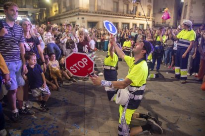 El muntatge inaugural de la 45 Fira de Teatre al Carrer de Tàrrega va buscar la implicació de la ciutat, amb la participació de 350 voluntaris.