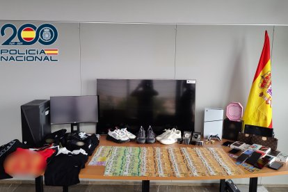Diners en metàl·lic i altres objectes interceptats per la Policia Nacional.
