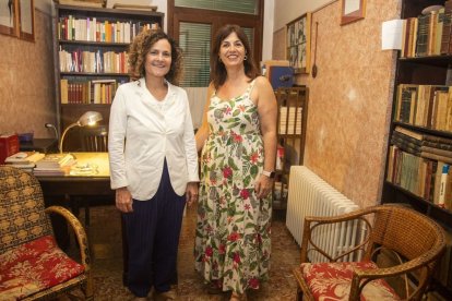 La consellera Sònia Hernández amb l’alcaldessa, Alba Pijuan, a la casa familiar de Manuel de Pedrolo. - LAIA PEDRÓS/SEGRE