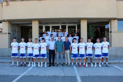 Jugadors del Mollerussa, amb la samarreta que llueixen aquesta temporada, de nou amb Prefabricats Pujol com a principal patrocinador. - CFJ MOLLERUSSA