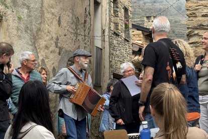 El músic i activista cultural Pep Lizandra va animar la cercavila per Estamariu. - FUNDACIÓ PLANES CORTS